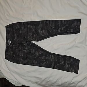 NOBULL Women's Black/Gray Camo Capris/Cropped Leggings